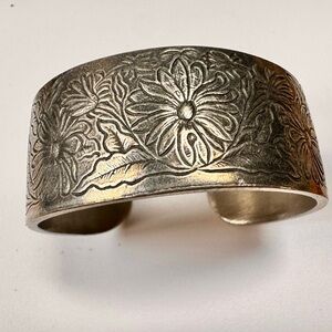 Vintage April Salisbury Pewter Cuff Bracelet Flower of Month Daisy Etched Oval